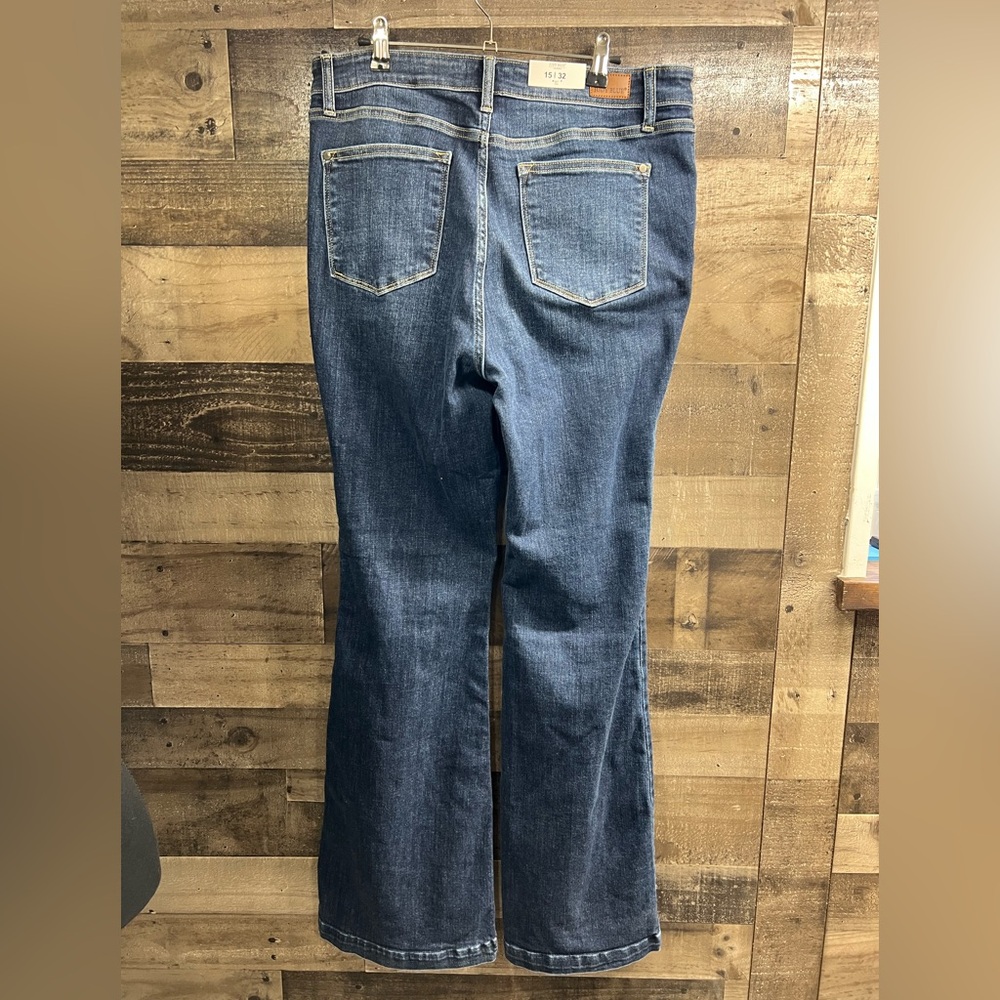 ❌SOLD❌NWT JUDY BLUE Women's Blue Flared Jeans Size 15/32 - Picture 2 of 4